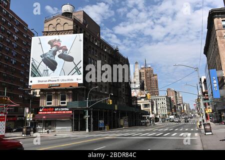 Blick auf eine leere Kanalstraße in der Chinatown-Nachbarschaft von New York inmitten des Coronavirus (COVID-19). New York, USA - 07. April 2020 Stockfoto