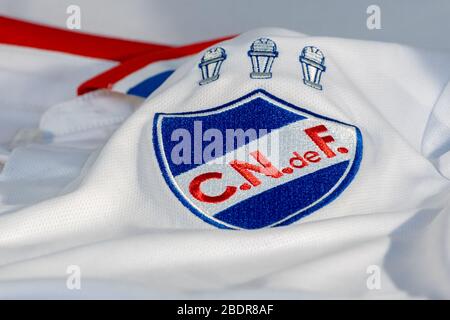 Canillo , Andorra - 9 April 2020 - das Logo des Club Nacional de Football von Montevideo, Uruguay auf einem offiziellen Trikot am 09. april 2010 in Canillo, Stockfoto