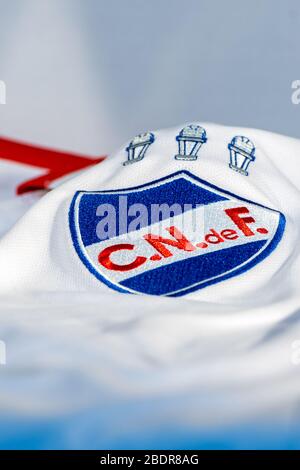 Canillo , Andorra - 9 April 2020 - das Logo des Club Nacional de Football von Montevideo, Uruguay auf einem offiziellen Trikot am 09. april 2010 in Canillo, Stockfoto