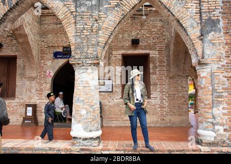 PATTANI, THAILAND - August 16 : Reisende thai Frauen reisen zu Besuch und Respekt Gebet zu Allah in Krue SE Moschee oder Masjid Kerisek in Tanyong Luloon d Stockfoto