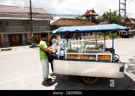 PATTANI, THAILAND - August 16 : Thai Männer Menschen geröstet und gegrillte Fleischbällchen und Früchte zum Verkauf thai Frauen und Reisende Ausländer auf der Straße in Krue Stockfoto