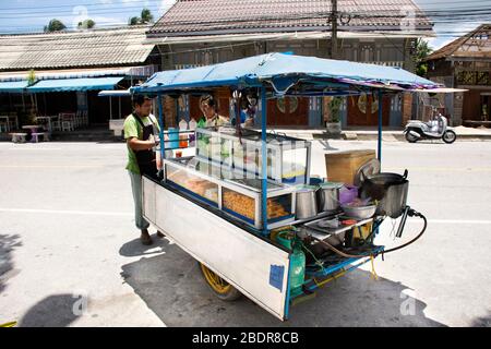PATTANI, THAILAND - August 16 : Thai Männer Menschen geröstet und gegrillte Fleischbällchen und Früchte zum Verkauf thai Frauen und Reisende Ausländer auf der Straße in Krue Stockfoto