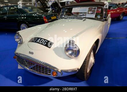 Dreiviertel Vorderansicht einer cremefarbenen 1959 Daimler Dart SP250, ausgestellt in der Coys Auction Zone der London Classic Car Show 2020 Stockfoto