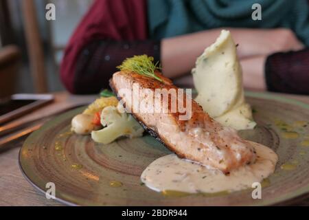 Gegrillter Lachsfisch mit verschiedenen Gemüsesorten auf dem Teller Stockfoto