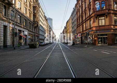 Leere Straße im Bahnhofsviertel, Frankfurt während der Coronavirus-Lockdown Stockfoto