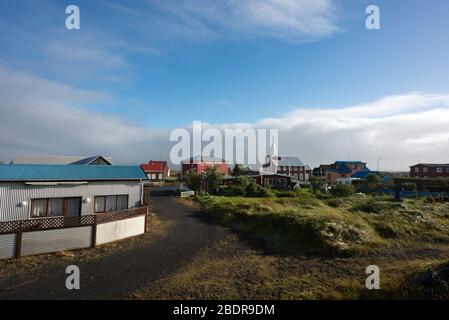 Das Fischerdorf Eyrarbakki an der Südküste Islands Stockfoto