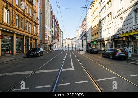 Straßen und geschlossene Geschäfte im Bahnhofsviertel Frankfurt während der Covid-19-Sperrung Stockfoto