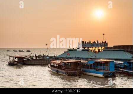 Sonnenuntergang am Tonle SAP See Kampong Phluk, Kambodscha. Fischerboote und Touristenboote, die man bei Sonnenuntergang sieht. Stockfoto