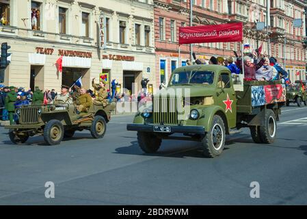 ST. PETERSBURG, RUSSLAND - 09. MAI 2017: Sowjetischer LKW GAZ-51 auf der militärischen Retro-Transport-Parade zu Ehren des Siegestages Stockfoto