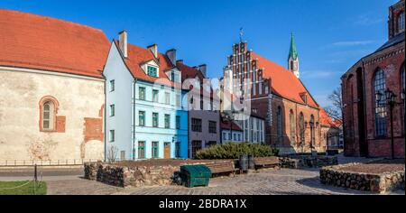 Altstädter Ring mit schöner Johanniskirche und niedlichen roten Häusern in Riga, Lettland. UNESCO-Erbe in den baltischen Staaten, Europa Stockfoto