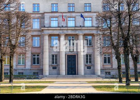 Regierungsgebäude außerhalb des Ministerrates oder Latvijas Republicas Ministru kabinets und Staatskanzlei oder Valsts Kancelarija mit L Stockfoto