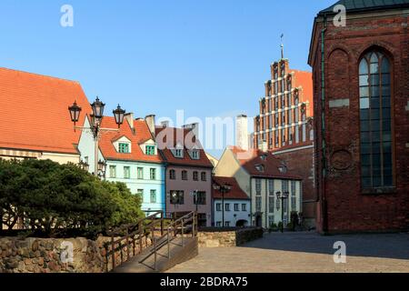 Altstädter Ring mit schöner Johanniskirche und niedlichen roten Häusern in Riga, Lettland. UNESCO-Erbe in den baltischen Staaten, Europa Stockfoto