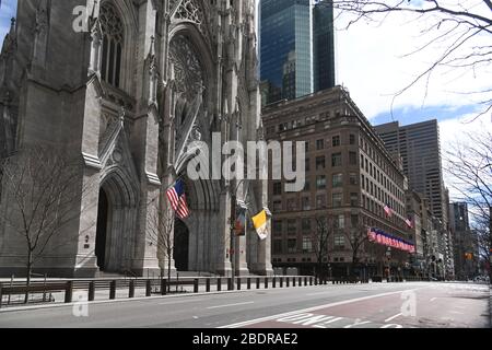 Die Straßen der Fifth Avenue bleiben leer, da die Zahl der Fälle von Coronavirus in New York weiter steigt. New York, USA - 02. April 2020 Stockfoto