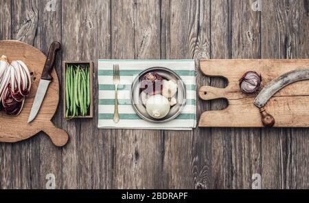 Frisches Gemüse, hacken, Boards und Utensilien auf einem Vintage Küchenarbeitsplatte, gesund essen und Kochen Konzept Stockfoto
