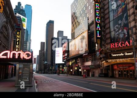 Abendansicht des Times Square in Manhattan, leer und leer von Touristen; da Geschäfte geschlossen wurden, um die Ausbreitung von COVID-19 zu verhindern. Stockfoto