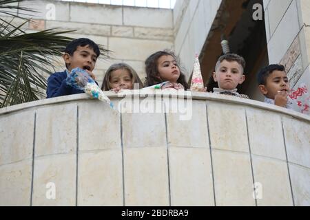 April 2020: Nablus, Palästina. April 2020. Ein palästinensisches Paar heiraten in einer kleinen Hochzeits-Cerimonie, an der nur wenige Familienmitglieder im Nablus Gouvernement teilnehmen, aufgrund von Einschränkungen, die die Palästinensische Behörde zur Bekämpfung des Coronavirus auferlegt hat. Der Ausbruch des Coronavirus hat das normale Leben gestört und in vielen Ländern der Welt Sperrungen, Verbote für öffentliche Versammlungen und Einschränkung von Hochzeitsfeiern verursacht Credit: Mohammed Turabi/IMAGESLIVE/ZUMA Wire/Alamy Live News Stockfoto