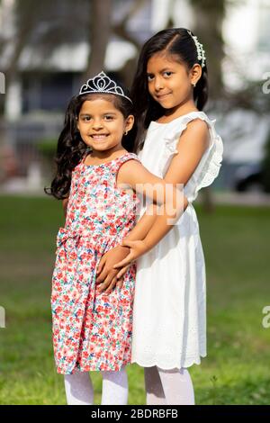 Zarte kleine Schwestern umarmen einander und zeigen ihre wahre Liebe Stockfoto
