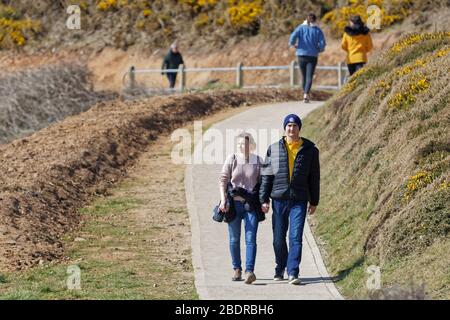 Im Bild: Ein paar Spaziergänge auf dem Küstenweg an der Langland Bay in der Nähe von Swansea, Wales, Großbritannien. Sonntag 22 März 2020 Re: Covid-19 Coronavirus Pandemie, UK. Stockfoto