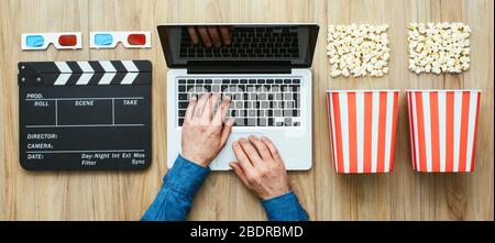 Mann einen Film-streaming online, mit Popcorn, 3D-Brille und Schindeln, Kino und Entertainment-Konzept, flach zu legen Stockfoto