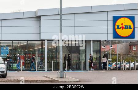 Clonakilty, West Cork, Irland. April 2020. Lidl Supermarkt in Clonakilty führte heute strenge Regeln für soziale Distanzierung ein. Der Supermarkt hatte einen Manager vor der Tür, der die Kunden auf 20 im Laden auf einmal beschränkte. Dies führte zu einer Warteschlange außerhalb des Stores. Kredit: Andy Gibson/Alamy Live News Stockfoto