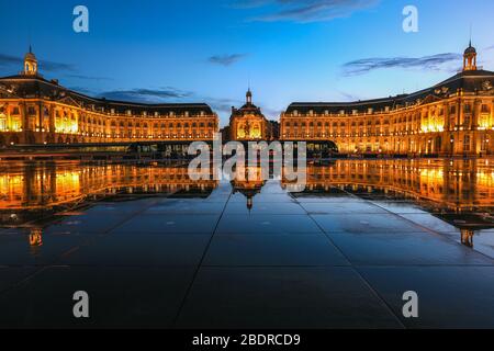 Spiegelbild des Place De La Bourse und der Straßenbahn in Bordeaux, Frankreich. Ein UNESCO-Weltkulturerbe Stockfoto