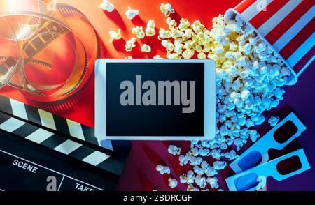 Leere digital-Tablette, Popcorn, 3D-Brille und Filmstreifen, Kino und Film Online-Streaming-Konzept Stockfoto