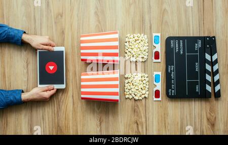 Mann mittels Filme online streaming digital-Tablette, Popcorn, 3D Brille und Schindeln, Kino und Entertainment-Konzept Stockfoto