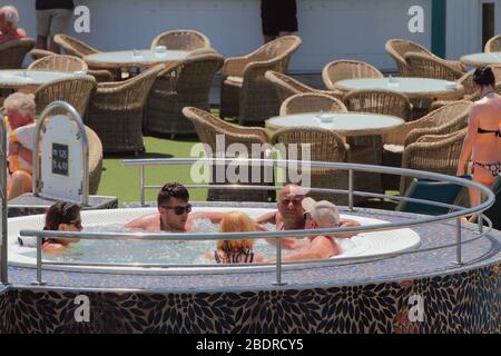 Ibiza, Spanien - Jul 03, 2019: Hydromassage-Minibassein an Deck eines Kreuzfahrtschiffes Stockfoto