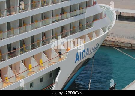 Ibiza, Spanien - 3. Juli 2019: Kreuzfahrtschiff vor Hafen Stockfoto