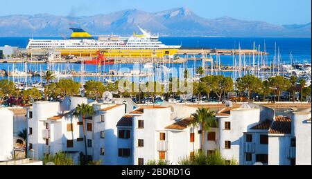 Panoramablick auf das Ferienort Alcudia, das wichtigste Touristenzentrum im Norden von Mallorca, Spanien. Stockfoto