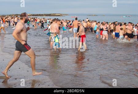 Loony Dook, Badegäste in North Berwick am 1. Januar 2020 Stockfoto