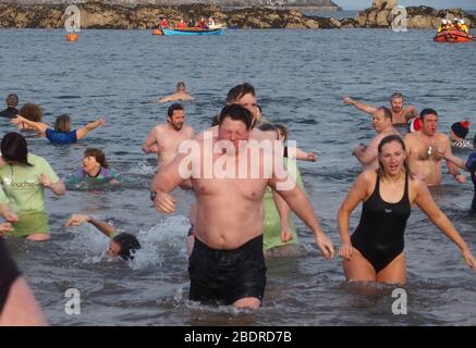 Loony Dook, Badegäste in North Berwick am 1. Januar 2020 Stockfoto