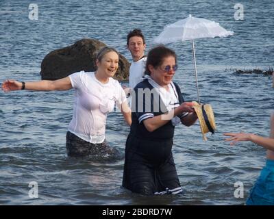 Loony Dook, Badegäste in North Berwick am 1. Januar 2020 Stockfoto