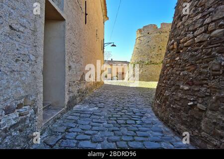 Eine enge Straße zwischen den Häusern von Castellabate, in der Region Kampanien, Italien Stockfoto