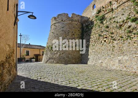 Eine enge Straße zwischen den Häusern von Castellabate, in der Region Kampanien, Italien Stockfoto