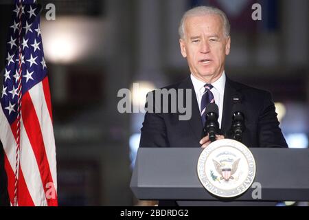 Vizepräsident Biden stellte eine Ankündigung mit Verkehrsminister Ray LaHood bei einem Besuch der PhiladelphiaÕs historischen 30. Straßenstation in Philadelphia, PA am 8. Februar 2011 vor. Kredit: Scott Weiner/MediaPunch Stockfoto