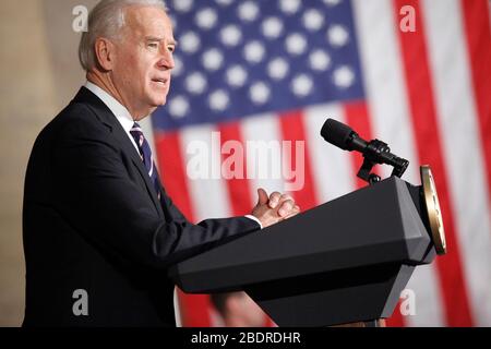 Vizepräsident Biden stellte eine Ankündigung mit Verkehrsminister Ray LaHood bei einem Besuch der PhiladelphiaÕs historischen 30. Straßenstation in Philadelphia, PA am 8. Februar 2011 vor. Kredit: Scott Weiner/MediaPunch Stockfoto