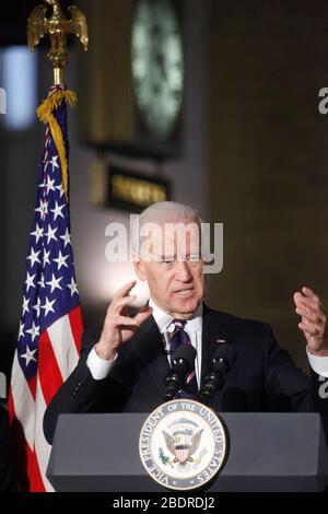 Vizepräsident Biden stellte eine Ankündigung mit Verkehrsminister Ray LaHood bei einem Besuch der PhiladelphiaÕs historischen 30. Straßenstation in Philadelphia, PA am 8. Februar 2011 vor. Kredit: Scott Weiner/MediaPunch Stockfoto