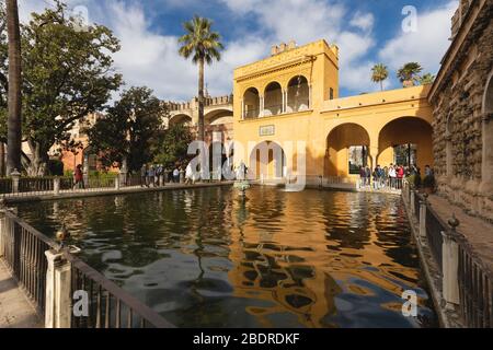 Jardin del Estanque oder Pool Garden, Royal Alcazars, Sevilla, Provinz Sevilla, Andalusien, Spanien. Die monumentale Anlage, die von der Kathedrale, der, gebildet wird Stockfoto