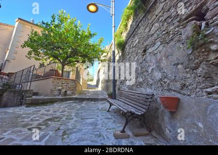 Eine enge Straße zwischen den Häusern von Castellabate, in der Region Kampanien, Italien Stockfoto