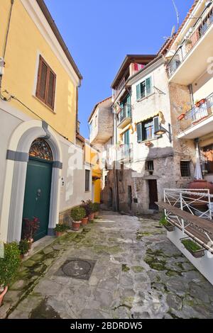 Eine enge Straße zwischen den Häusern von Castellabate, in der Region Kampanien, Italien Stockfoto