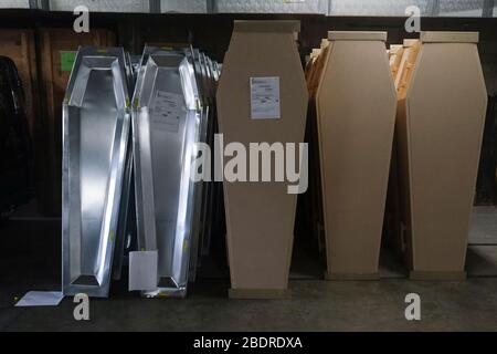 Gilly, Belgien. April 2020. Leichenarbeiter der Bestattungsfirma "Pompes Funebres Fontaine" bereiten die Leichen von Personen vor, die am 9. April 2020 in der Leichenhalle des Unternehmens in Gilly, Belgien, an der COVID-19 gestorben sind. Credit: ALEXANDROS MICHAILIDIS/Alamy Live News Stockfoto