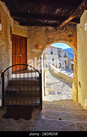 Eine enge Straße zwischen den Häusern von Castellabate, in der Region Kampanien, Italien Stockfoto