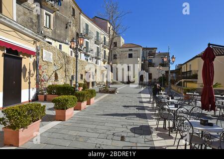 Eine enge Straße zwischen den Häusern von Castellabate, in der Region Kampanien, Italien Stockfoto