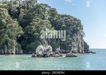 Landschaft mit Split Apple Gestein geologischen Granit Formation und felsigen Kap in der Nähe , erschossen in hellen Frühlingslicht in der Nähe Kaiteriteri, Abel Tasman Park, Stockfoto