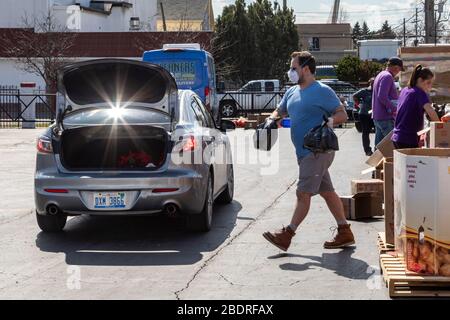 Detroit, Michigan, USA. April 2020. Während der Coronavirus-Krise verteilt die Gleaners Community Food Bank kostenlose Lebensmittel an bedürftige Bewohner im Südwesten Detroits. Kredit: Jim West/Alamy Live News Stockfoto