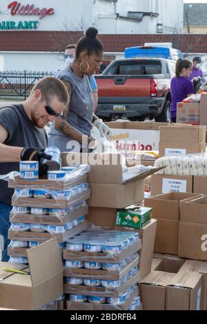 Detroit, Michigan, USA. April 2020. Während der Coronavirus-Krise verteilt die Gleaners Community Food Bank kostenlose Lebensmittel an bedürftige Bewohner im Südwesten Detroits. Kredit: Jim West/Alamy Live News Stockfoto