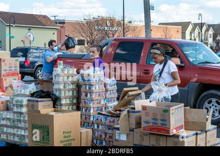 Detroit, Michigan, USA. April 2020. Während der Coronavirus-Krise verteilt die Gleaners Community Food Bank kostenlose Lebensmittel an bedürftige Bewohner im Südwesten Detroits. Kredit: Jim West/Alamy Live News Stockfoto