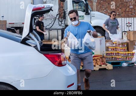 Detroit, Michigan, USA. April 2020. Während der Coronavirus-Krise verteilt die Gleaners Community Food Bank kostenlose Lebensmittel an bedürftige Bewohner im Südwesten Detroits. Kredit: Jim West/Alamy Live News Stockfoto