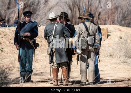 Armee der Union und Offiziere der konfeutrierten Armee "parley" während einer Unterbrechung der Feindseligkeiten, Wiederaufstellung des Bürgerkrieges, in der Nähe von Socorro, New Mexico USA Stockfoto